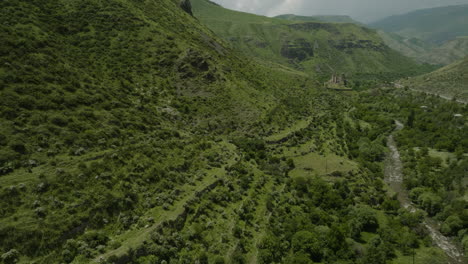 Terrazas-Agrícolas-En-Las-Laderas-De-Las-Montañas-A-Lo-Largo-Del-Río-Paravani-Con-La-Fortaleza-De-Khertvisi-En-La-Distancia