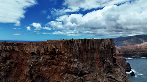 überfliegen-Sie-Den-Aussichtspunkt-In-Canical-Bei-Machico,-Madeira,-Portugal