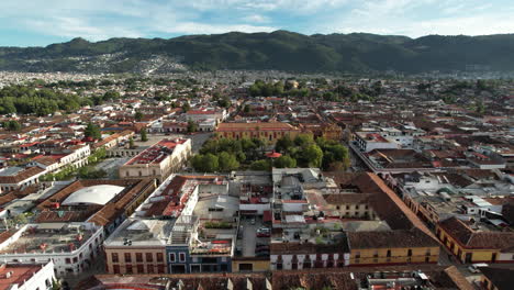 Luftaufnahme-Der-Kirche-Und-Des-Hauptplatzes-In-San-Cristobal-De-Las-Casas-In-Chiapas-Mexiko
