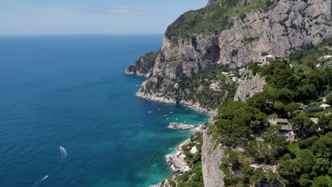 Espectaculares-Acantilados-Con-Vistas-A-La-Pintoresca-Costa-De-La-Exótica-Capri,-Italia---Antena