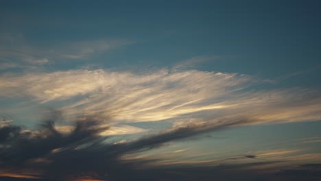 Zeitraffer-Eines-Wunderschönen-Malerischen-Roten-Himmels-Nach-Dem-Sonnenuntergang-über-Der-Stadt-Und-Wachsenden-Dramatischen-Dunklen-Regenwolken,-Goldene-Stunde,-Nachglühen,-Weitschuss