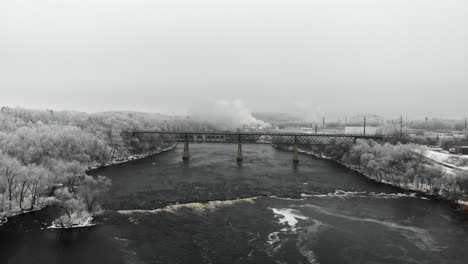 Flussbrücke-Und-Frostbedeckte-Bäume-Im-Winter