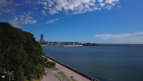 Schöne-Landschaft-Am-Strandboulevard-Mit-Blick-Auf-Die-Gebäude-Der-Stadt-Im-Hintergrund,-Gdynia,-Polen