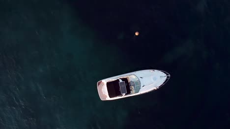 Drohnenaufnahme-Eines-Auf-Offener-See-Verankerten-Bootes