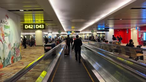 Transitknotenpunkt-Des-Flughafens-Singapur-Mit-Passagieren-Aus-Der-Ganzen-Welt,-Die-Am-Flughafen-Singapur-Changi,-Südostasien,-Warten-Und-Auf-Der-Durchreise-Sind,-Aus-Sicht-Der-Aufnahme