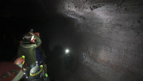 Dentro-De-Un-Túnel-De-Lava-Durante-Un-Recorrido-Por-Una-Cueva-De-Lava-En-Islandia