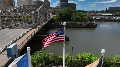 Bandera-Estadounidense-Ondeando-Sobre-El-Puente-De-Newark