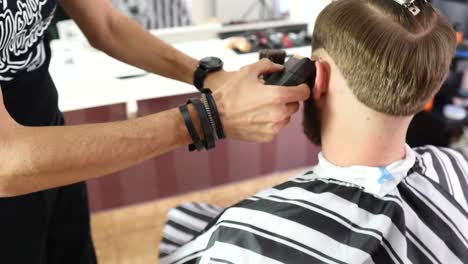 barber-cuts-the-client's-hair