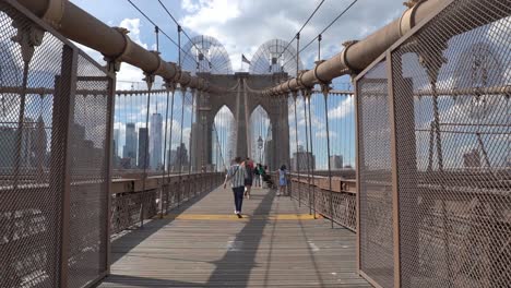 Slow-motion-footage-of-pedestrian-flow-on-Brooklyn-Bridge