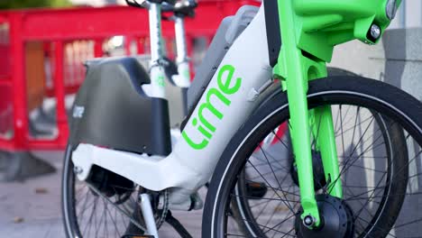 London-Canary-Wharf-Aug-2022-close-up-of-electric-bike-by-lime