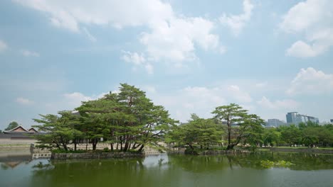 Grüner-Wassersee-Um-Den-Gyeonghoeru-pavillon-Im-Gyeongbokgung-palast-Mit-Kopierraum