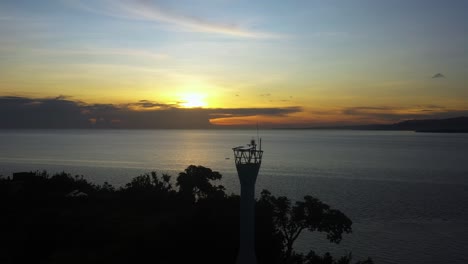 Schöner-Gelber-Sonnenuntergangshimmel-über-Ruhigem-Meer-Blick-Von-Einem-Solarlichtturm-Auf-Der-Insel-Limasawa,-Südliche-Leyte,-Philippinen