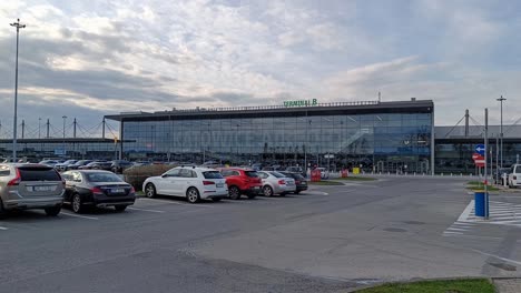 Edificio-Teminal-B-Del-Aeropuerto-De-Katowice-pyrzowice-En-Polonia-Con-Un-Estacionamiento-Lleno-De-Autos