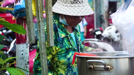 Südostasiatischer-Vietnamesischer-Straßenverkäufer,-Der-Pho-suppennudeln-Im-Freien-Zubereitet