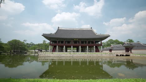 Pabellón-Gyeonghoeru-En-El-Palacio-Gyeongbokgung-El-Día-De-Verano