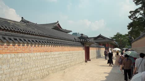 Einheimische-Touristen,-Die-Am-Tor-Des-Gyeongbokgung-Palastes-Vorbeigehen
