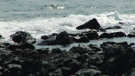 Wellen,-Die-An-Die-Felsige-Küste-Des-Afrikanischen-Inselstaates-São-Tomé-Und-Príncipe-Schlagen