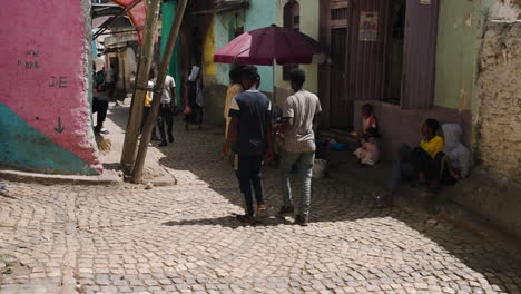 Menschen,-Die-In-Der-Alten-Straße-Der-Stadt-Harar-In-äthiopien-Spazieren-Gehen