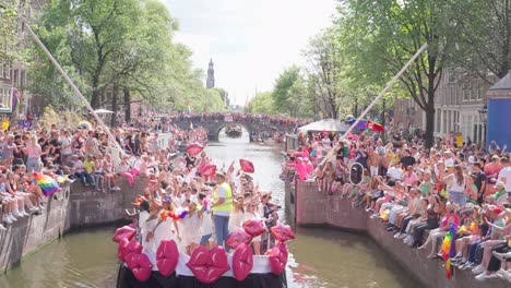 Lesbianas-Gays-Bisexuales-Transexuales-Queer-Activistas-Celebrando-El-Orgullo-En-Amsterdam,-Países-Bajos