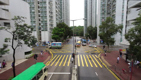Verkehrsreiche-Straße-Im-Zeitraffer-Von-Menschen-Und-Autos-In-Der-Stadt-Eins-Shatin,-Hong-Kong