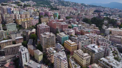 Colorful-architecture-and-densely-built-neighborhood-of-Genova,-Italy