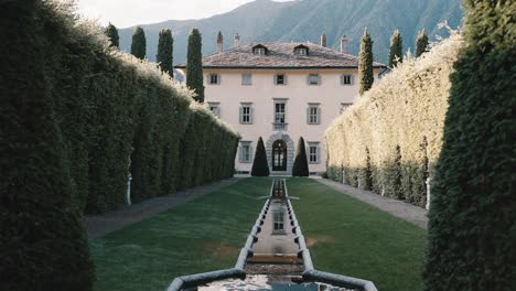 Zu-Fuß-Durch-Den-Eingang-Des-Vorgartens-Der-Berühmten-Villa-Balbiano-Am-Comer-See-Italien-Ort-Für-Hochzeiten---Filmische-Zeitlupe