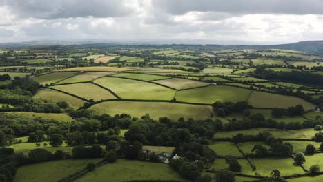 Panoramic-View-Of-Farmlands-With-Clouded-Sky-In-Dartmoor-National-Park-In-Devon,-England