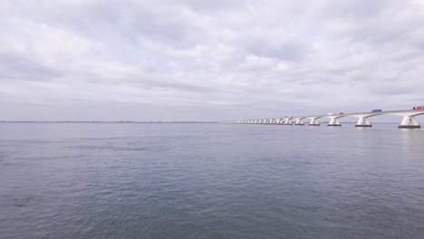 Vogelperspektive-Tief-über-Dem-Wasser-Der-Oosterschelde-Neben-Der-Riesigen-Zeelandbrücke-In-Den-Niederlanden