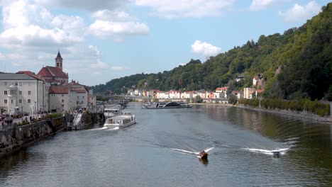 Barco-Navega-Sobre-El-Danubio-En-Passau