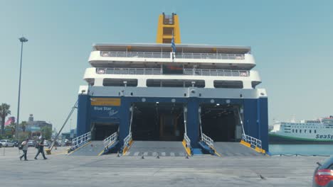 Blue-Star-Ferry-Acoplado-Listo-Para-Cargar-El-Puerto-Del-Pireo-Atenas