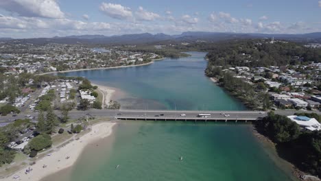 Tagesverkehr-An-Der-Tallebudgera-Creek-Bridge-In-Burleigh-Heads,-Gold-Coast,-Queensland,-Australien