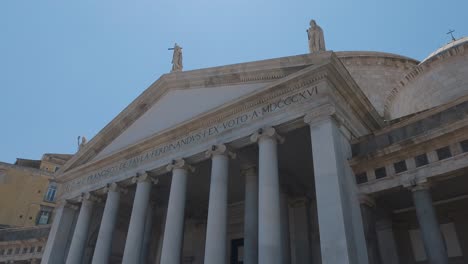 Hauptfassade-Der-Königlichen-Päpstlichen-Basilika-San-Francesco-Da-Paola,-Neapel,-Italien
