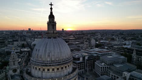 Dusk-over-London-City-St-Paul’s-Cathedral-dome,-drone-aerial-view-sunset