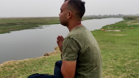 Ein-Asiatischer-Junge,-Der-Mit-Gefalteten-Händen-Betet-Und-Meditiert