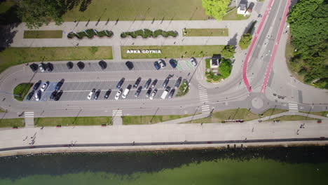 Arka-Gdynia-Platz,-Polen-Mit-Parkplatz-Von-Oben,-Luftbild