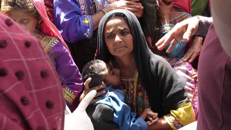 Muslimische-Mutter-Mit-Behindertem-Kind-Im-Hochwasserhilfslager-In-Sindh,-Pakistan