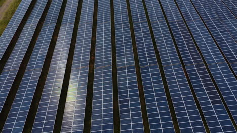 Paneles-Solares-En-Granja-Fotovoltaica-En-Binh-Thuan,-Vietnam,-Fuente-De-Energía-Alternativa