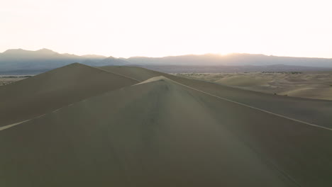 Herrlicher-Blick-Auf-Die-Sanddünen-Im-Death-Valley-Nationalpark-Bei-Sonnenaufgang---Drehluftaufnahme