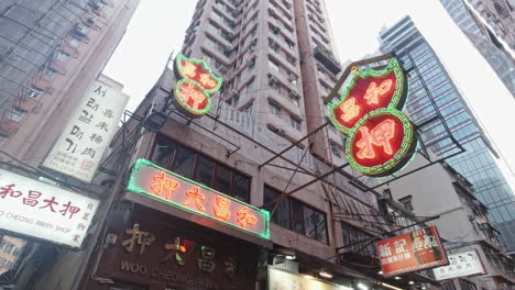Woo-Cheong-Pawn-Shop-with-Neon-Lighting-Sign-in-Causeway-Bay,-Hong-Kong