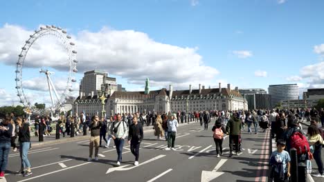 Gente-Disfrutando-Caminando-Por-El-Puente-Cerrado-De-Westminster-En-Un-Día-Soleado-En-Londres