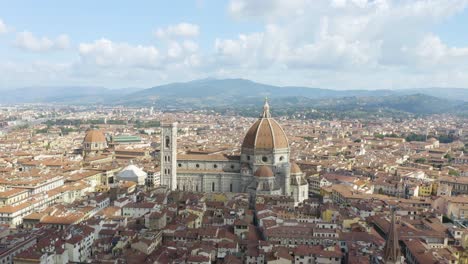 Scenic-Aerial-View-of-Large-Cathedral-in-Florence,-Italy-on-Picturesque-Summer-Afternoon