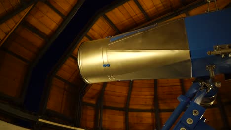 Deckenöffnung-Am-Observatorium,-Um-Den-Nachthimmel-Mit-Teleskop-Zu-Enthüllen