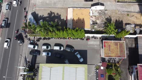 Yogyakarta,-Indonesia---Sep-3,-2022-:-Aerial-top-View-of-vehicles-Queue-refueling-at-gas-station-the-result-of-a-shortage-of-fuel