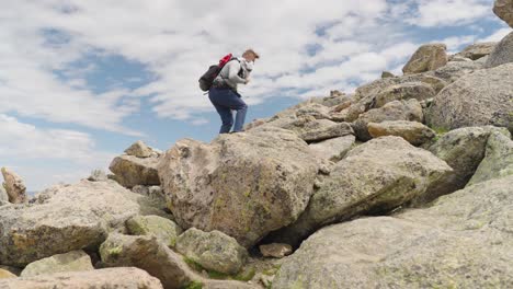Wanderer,-Der-Felsigen-Gipfelblock-Klettert-|-Mount-Bierstadt,-Colorado