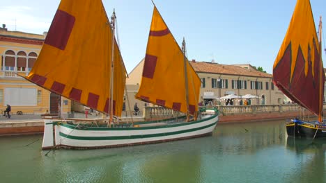Fischerboote,-Die-Im-Hafenkanal-Schwimmen,-Vermessen-Und-Gezeichnet-Von-Leonardo-Da-Vinci-In-Cesenatico,-Italien