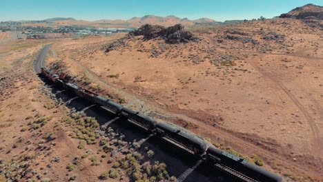 Tren-De-Carga-Recorriendo-El-Desierto-En-4k