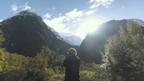 Mädchen-Fotografiert-Schneebedeckte-Berge-Und-üppig-Grüne-Wälder-Und-Täler-An-Einem-Sonnigen-Tag-In-Neuseeland