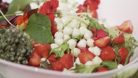 Salat-Mit-Erdbeeren,-Mozzarella-Und-Blumen