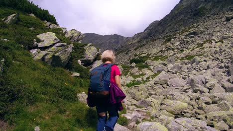Excursionistas-Caminando-Por-La-Ladera-De-Una-Montaña-En-La-Ladera-Rocosa-De-Rumania