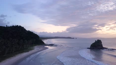 Seitliche-Kamerafahrt-Aus-Der-Luft-Von-Der-Strandküste-Zum-Offenen-Ozean-Bei-Sonnenuntergang-Auf-Palawan,-Den-Philippinen